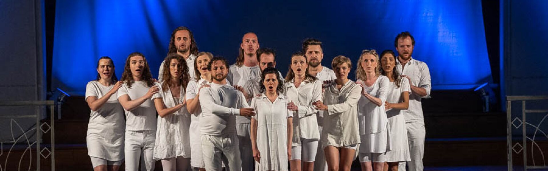 Theater-Gruppe in weißen Kleidern